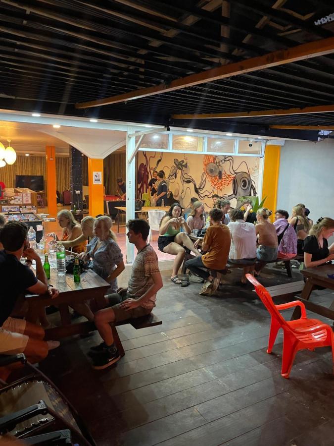 Revolution Koh Tao Hostel Bagian luar foto